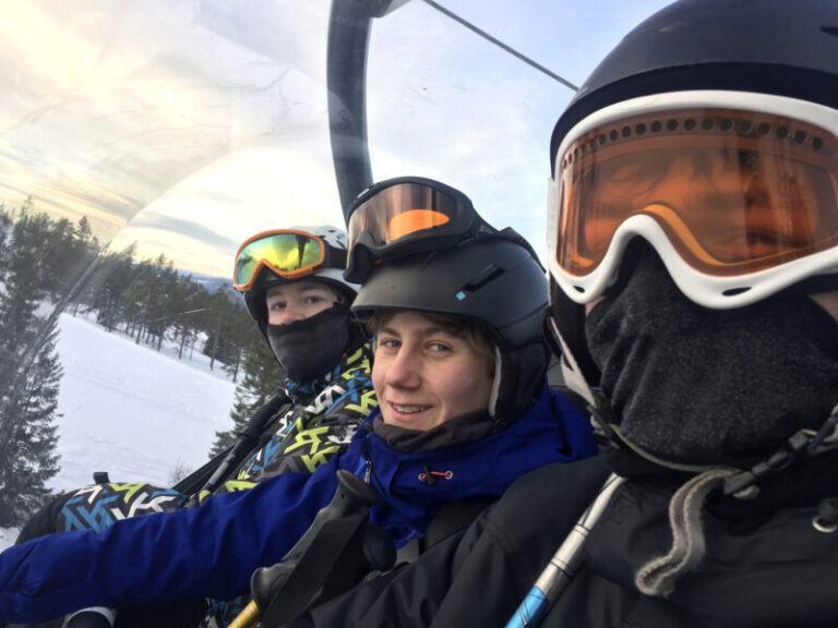 gruppe selfie på skitur